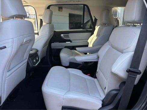 Used 2025 Ford Expedition Platinum w/ Driver's Package AWD/4WD image 11
