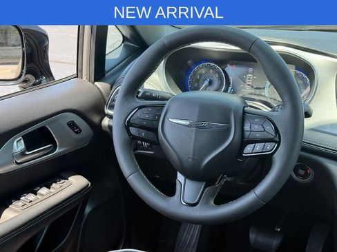 Used 2025 Chrysler Pacifica Limited FWD image 14