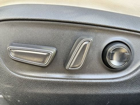 Used 2023 Toyota RAV4 Limited image 25