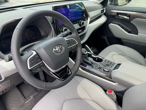 Used 2026 Toyota Highlander Platinum AWD/4WD image 15