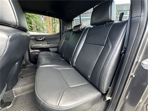 Used 2018 Toyota Tacoma TRD Off-Road w/ TRD Premium Off Road Package AWD/4WD image 16