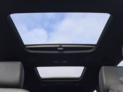 Used 2023 Chevrolet Traverse LT w/ LT Premium Package image 17