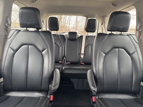 Used 2023 Chrysler Pacifica Touring-L image 17