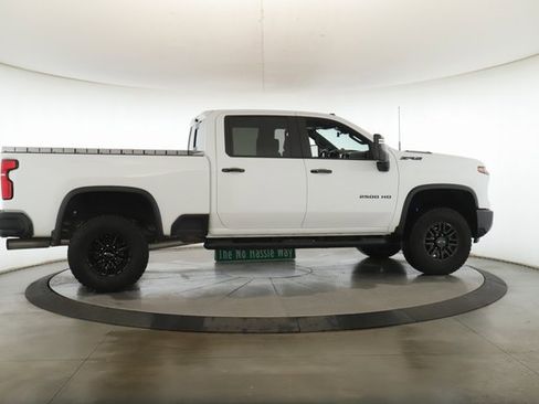 Used 2024 Chevrolet Silverado 2500 ZR2 w/ Technology Package image 6