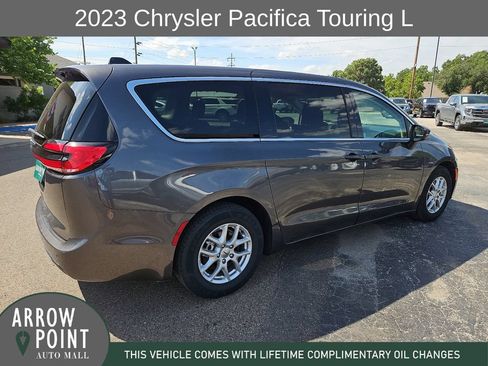 Used 2023 Chrysler Pacifica Touring-L FWD image 12
