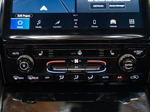 Used 2023 Jeep Grand Cherokee 4WD 4xe image 13