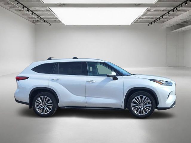 Used 2023 Toyota Highlander Platinum AWD/4WD image 6