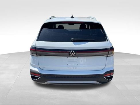 New 2026 Volkswagen Taos SE FWD image 6