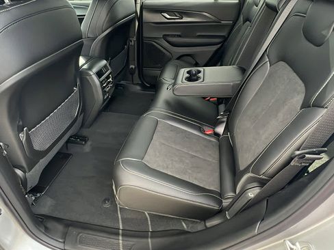 New 2025 Jeep Grand Cherokee Altitude image 24