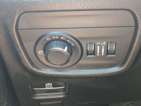 Used 2025 Jeep Grand Cherokee Altitude AWD/4WD image 21
