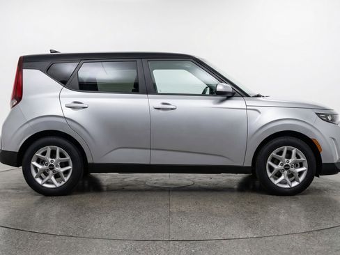 Used 2025 Kia Soul LX w/ LX Technology Package image 11