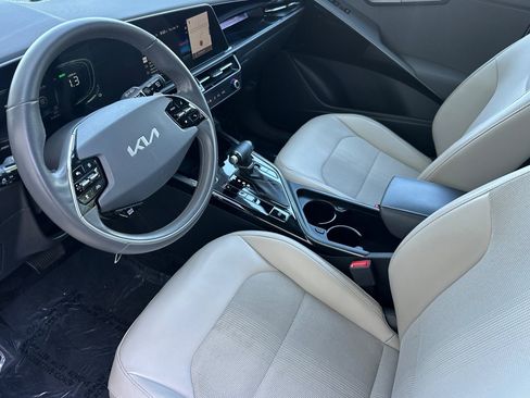 Used 2023 Kia Niro EX image 4