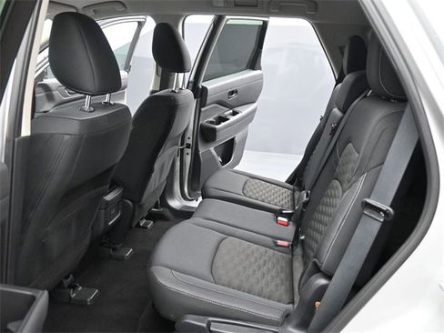 Used 2025 Nissan Pathfinder SV image 10