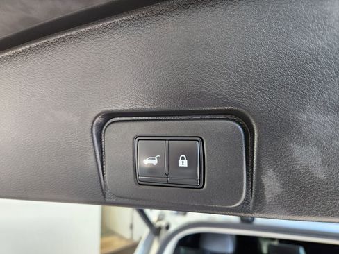 Used 2022 Nissan Rogue SV w/ SV Premium Package image 11