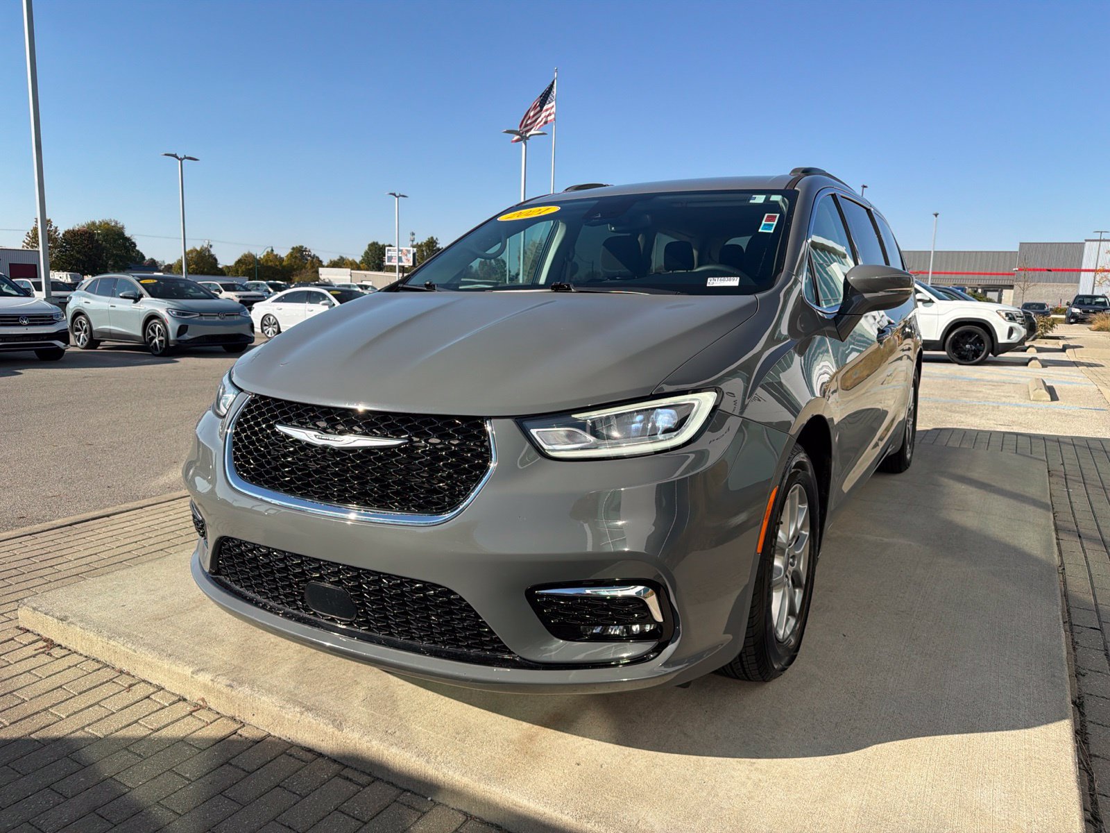 Used 2021 Chrysler Pacifica Touring w/ Cold Weather Group FWD image 5