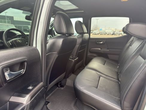 Used 2022 Toyota Tacoma TRD Off-Road w/ TRD Premium Off Road Package image 32