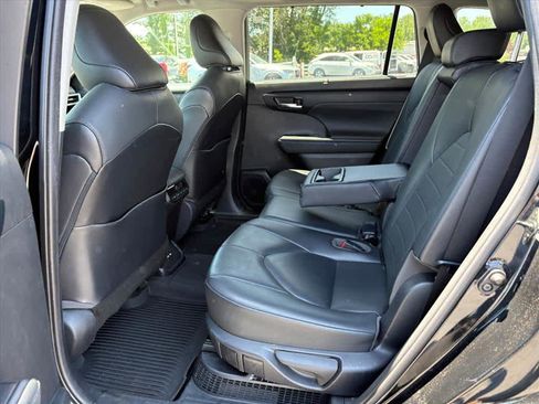 Used 2020 Toyota Highlander XLE AWD/4WD image 9