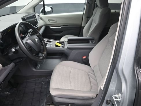 Used 2024 Toyota Sienna LE image 14