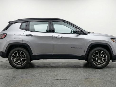 Used 2025 Jeep Compass Trailhawk AWD/4WD image 11