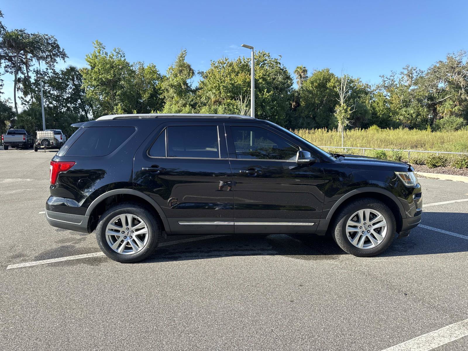 Used 2018 Ford Explorer XLT w/ Equipment Group 202A AWD/4WD image 2