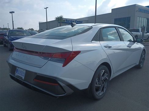 Certified 2024 Hyundai Elantra SEL w/ Convenience Package image 10