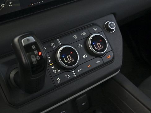 Used 2021 Land Rover Defender 110 SE image 38