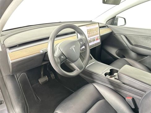 Used 2022 Tesla Model Y Long Range image 18