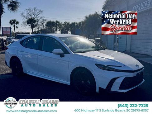 Used 2025 Toyota Camry SE FWD image 1
