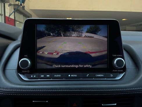 Used 2025 Nissan Rogue SV FWD image 31