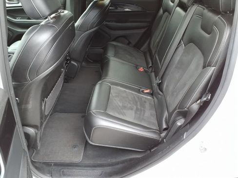 Used 2023 Jeep Grand Cherokee Altitude image 11