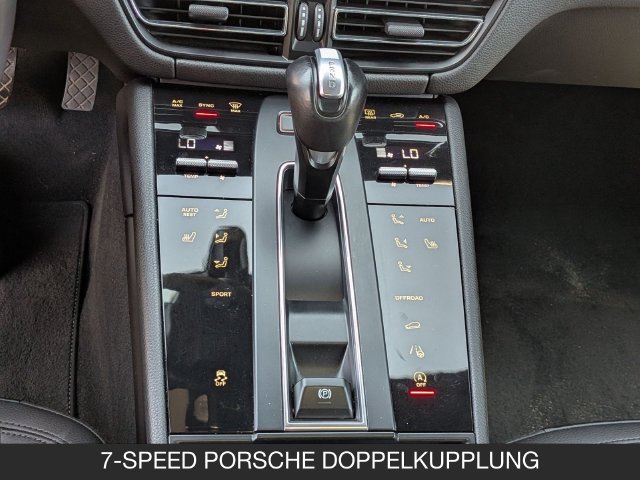 Used 2023 Porsche Macan AWD/4WD image 18