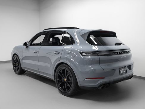 Certified 2024 Porsche Cayenne AWD/4WD image 3