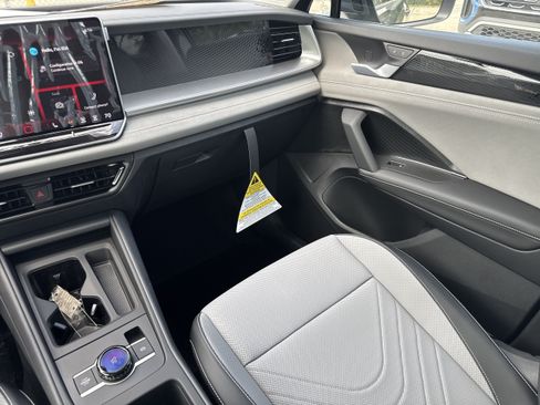 New 2026 Volkswagen Tiguan SE FWD image 17