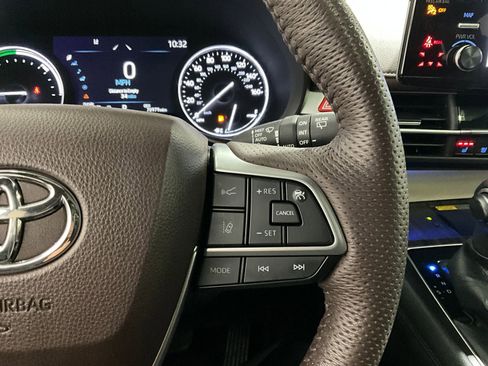 Used 2021 Toyota Sienna Limited image 18