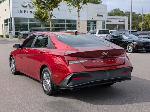 Used 2025 Hyundai Elantra SE w/ Cargo Package FWD image 5
