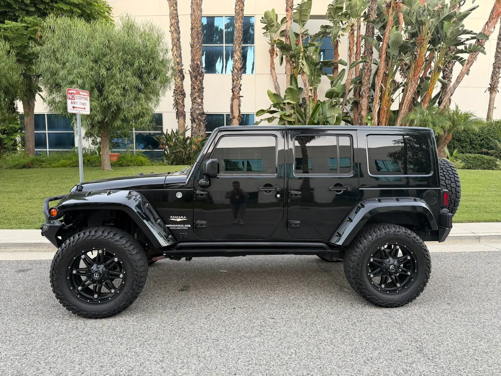 Used 2014 Jeep Wrangler Unlimited Sahara w/ Connectivity Group AWD/4WD image 11