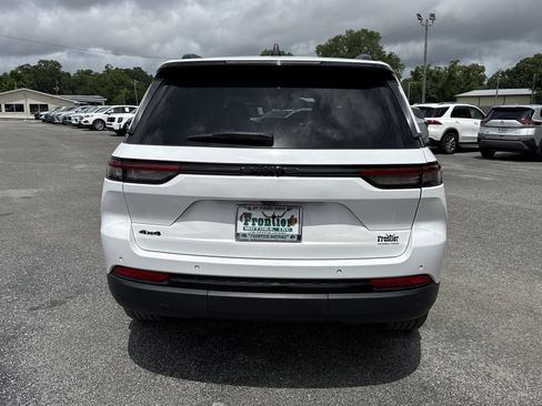 Used 2023 Jeep Grand Cherokee Altitude AWD/4WD image 4