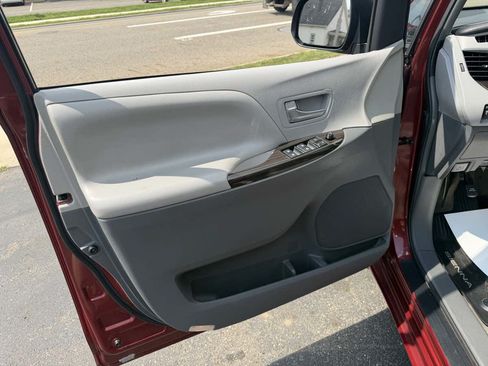 Used 2017 Toyota Sienna XLE AWD/4WD image 11