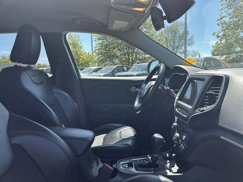 Used 2020 Jeep Cherokee Trailhawk w/ Cold Weather Group AWD/4WD image 10