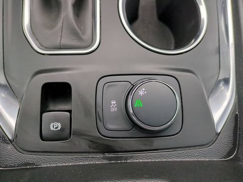 Used 2021 Chevrolet Traverse LS FWD image 28