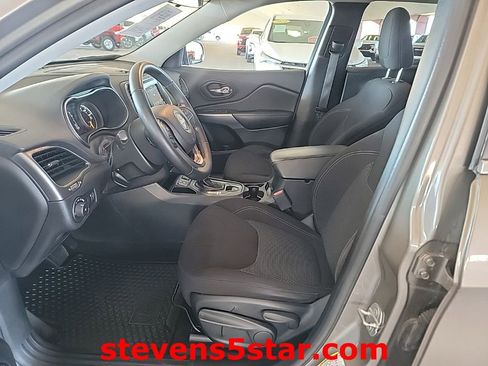 Used 2019 Jeep Cherokee Latitude w/ Cold Weather Group image 2