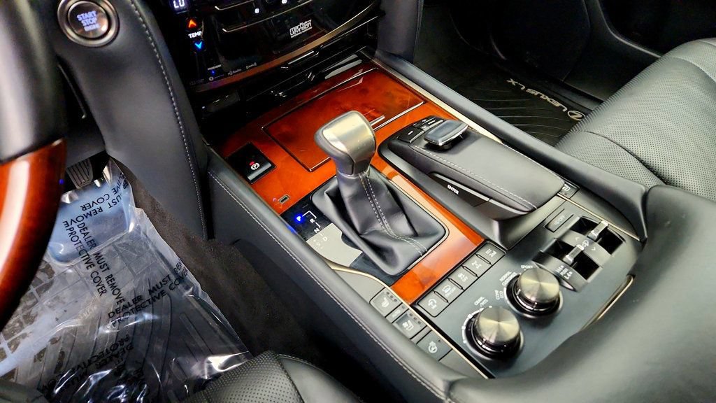 Used 2019 Lexus LX 570 4WD w/ Luxury Package image 17