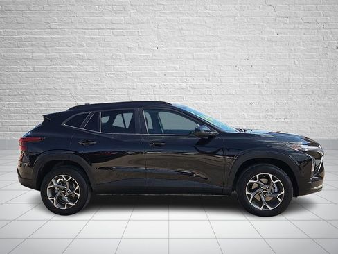Used 2025 Chevrolet Trax LT w/ Driver Confidence Package FWD image 5