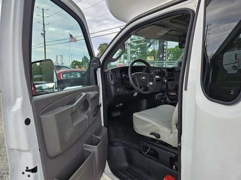 Used 2018 Chevrolet Express 4500 w/ Shuttle Bus Package RWD image 36