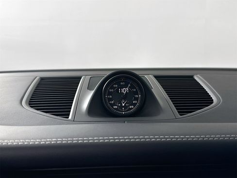 Certified 2025 Porsche Macan image 30