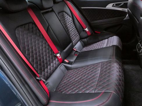 Certified 2022 Genesis G70 3.3T RWD image 12