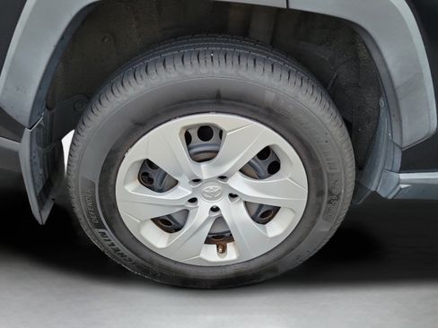 Used 2019 Toyota RAV4 LE FWD image 17
