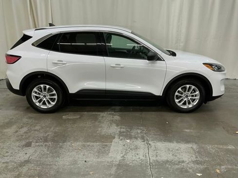 Used 2022 Ford Escape SE image 2