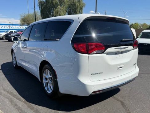 Used 2018 Chrysler Pacifica Touring Plus w/ Tire & Wheel Group FWD image 5