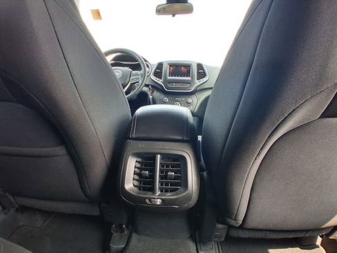 Used 2020 Jeep Cherokee Latitude FWD image 13